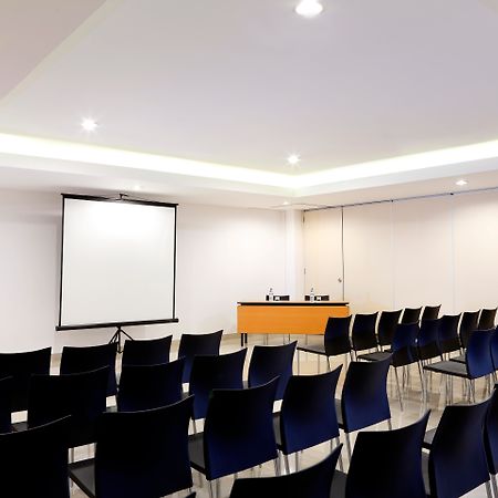 Amaris Hotel Ponorogo Экстерьер фото