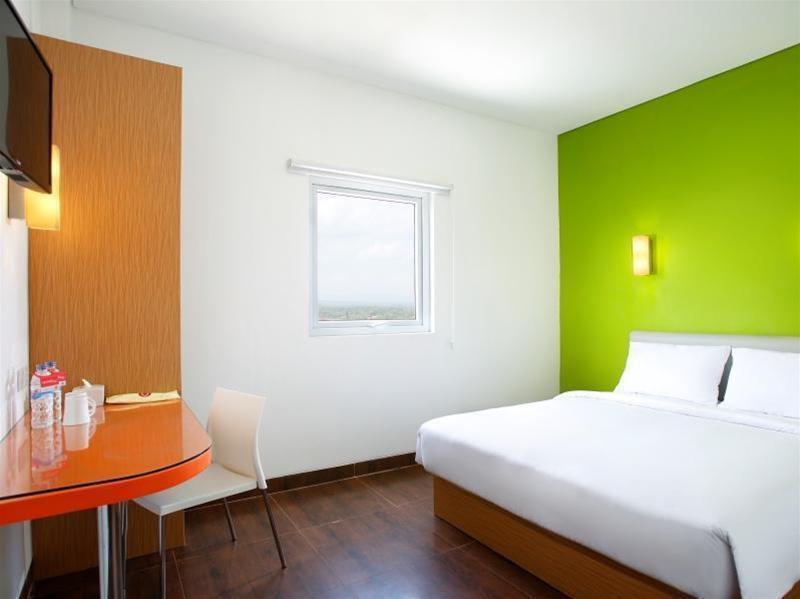 Amaris Hotel Ponorogo Экстерьер фото